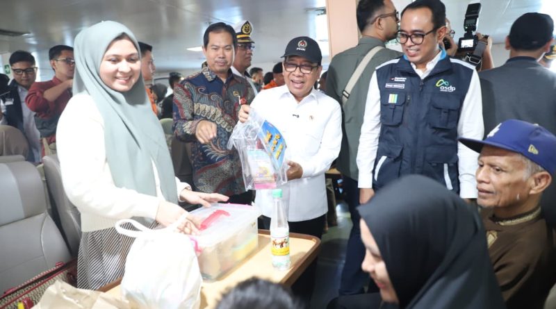Menteri Koordinator Bidang Pembangunan Manusia dan Kebudayaan (Menko PMK), Pratikno, menegaskan komitmen pemerintah untuk mengawal kelancaran arus mudik dan balik Lebaran 2026. Pernyataan tersebut disampaikan saat beliau memimpin Rapat Koordinasi Persiapan Arus Mudik di Dermaga Eksekutif Pelabuhan ASDP Merak, Banten, Jumat (13/3/2026). (Foto: Humas Kemenko PMK)