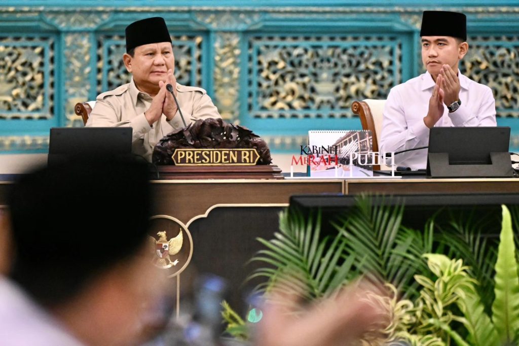 Presiden Prabowo Subianto memimpin langsung Sidang Kabinet Paripurna di Istana Negara, Jakarta, Jumat (13/3/2026). Pertemuan ini fokus membahas kesiapan jajaran pemerintah dalam menghadapi momentum perayaan Idulfitri 1447 H. (Foto: Setkab RI)