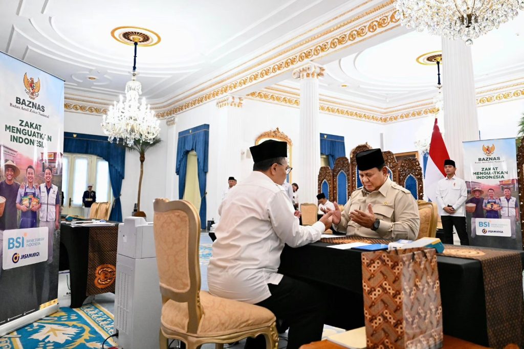 Presiden Republik Indonesia, Prabowo Subianto, menunaikan kewajiban zakatnya melalui Badan Amil Zakat Nasional (Baznas) di Istana Negara, Jakarta, Jumat (13/3/2026). (Foto: Setkab RI)