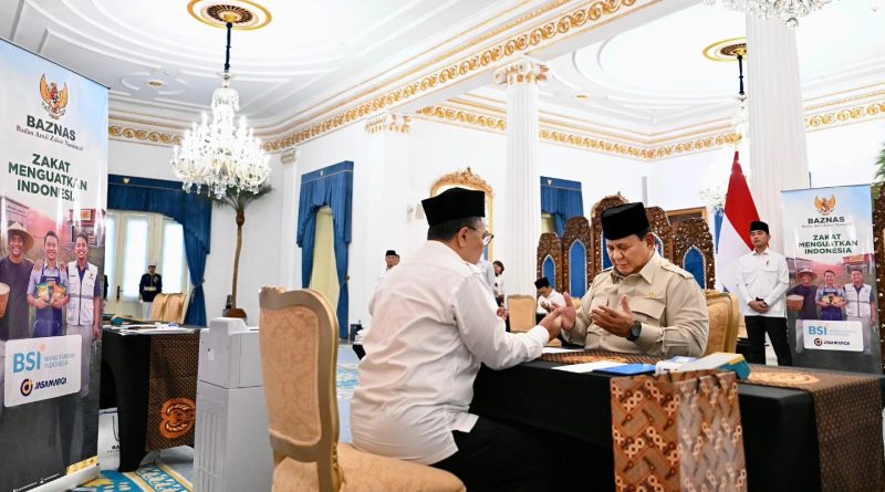 Presiden Republik Indonesia, Prabowo Subianto, menunaikan kewajiban zakatnya melalui Badan Amil Zakat Nasional (Baznas) di Istana Negara, Jakarta, Jumat (13/3/2026). (Foto: Setkab RI)