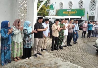 Bupati Barito Utara, H. Shalahuddin, didampingi Wakil Bupati Felix Sonadie Y. Tingan, menghadiri kegiatan Wisata Belanja di Masjid Raya, Muara Teweh, Sabtu (14/3/2026). Acara ini diinisiasi oleh manajemen PT Suprabari Mapanindo Mineral (SMM) dan PT Pamapersada Nusantara (PAMA) Distrik SMMS. (Foto: IST)