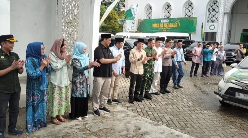 Bupati Barito Utara, H. Shalahuddin, didampingi Wakil Bupati Felix Sonadie Y. Tingan, menghadiri kegiatan Wisata Belanja di Masjid Raya, Muara Teweh, Sabtu (14/3/2026). Acara ini diinisiasi oleh manajemen PT Suprabari Mapanindo Mineral (SMM) dan PT Pamapersada Nusantara (PAMA) Distrik SMMS. (Foto: IST)