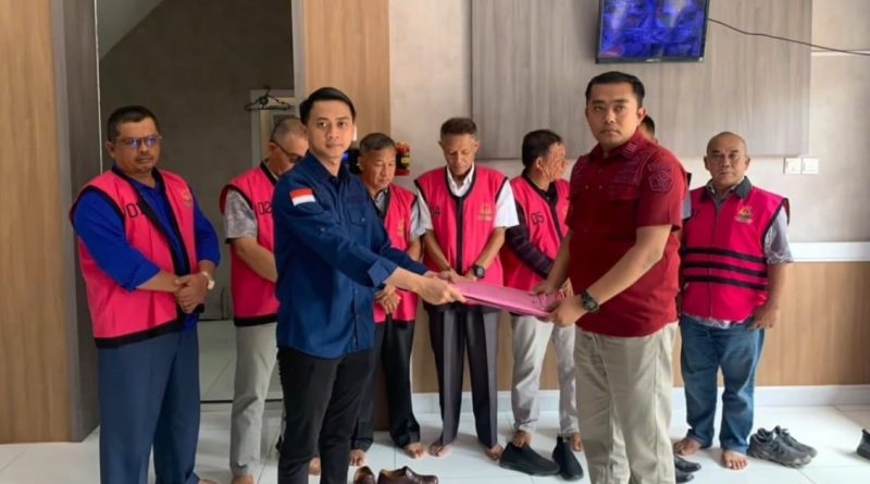 Empat terdakwa kasus dugaan korupsi proyek Penerangan Jalan Umum (PJU) Kabupaten Kerinci mengajukan permohonan bebas dalam sidang di Pengadilan Negeri Tipikor Jambi. Permohonan tersebut disampaikan melalui nota pembelaan atau pledoi pada Sabtu (14/3/2026). (Foto: IST)