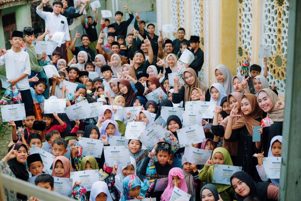 Kegiatan pesantren kilat di Masjid Nurul Iman, Kampung Setu 2, sukses dilaksanakan dengan penuh antusiasme dari warga setempat. Acara ini menjadi bukti nyata kepedulian mahasiswa dan pemuda dalam membina karakter generasi muda melalui pendidikan agama. (Foto: M. Iqbal)