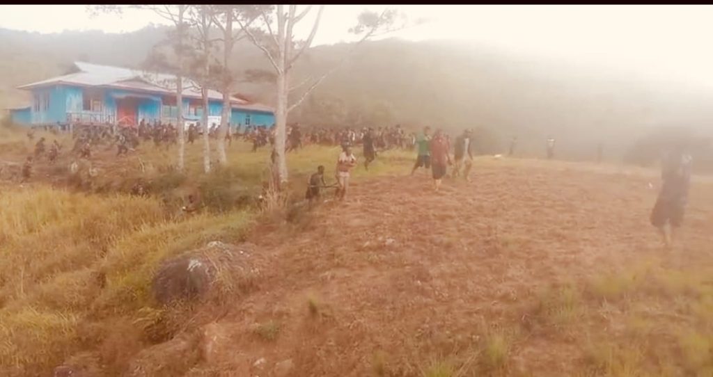 Situasi keamanan di Distrik Dimba, Kabupaten Lanny Jaya, Papua Pegunungan, dilaporkan tengah memanas akibat konflik antarsuku yang terjadi sejak Sabtu (14/3/2026). Hingga Minggu (15/3/2026), aksi saling serang antar kelompok masyarakat masih terjadi di wilayah tersebut. (Foto: Bawi Kagoya)