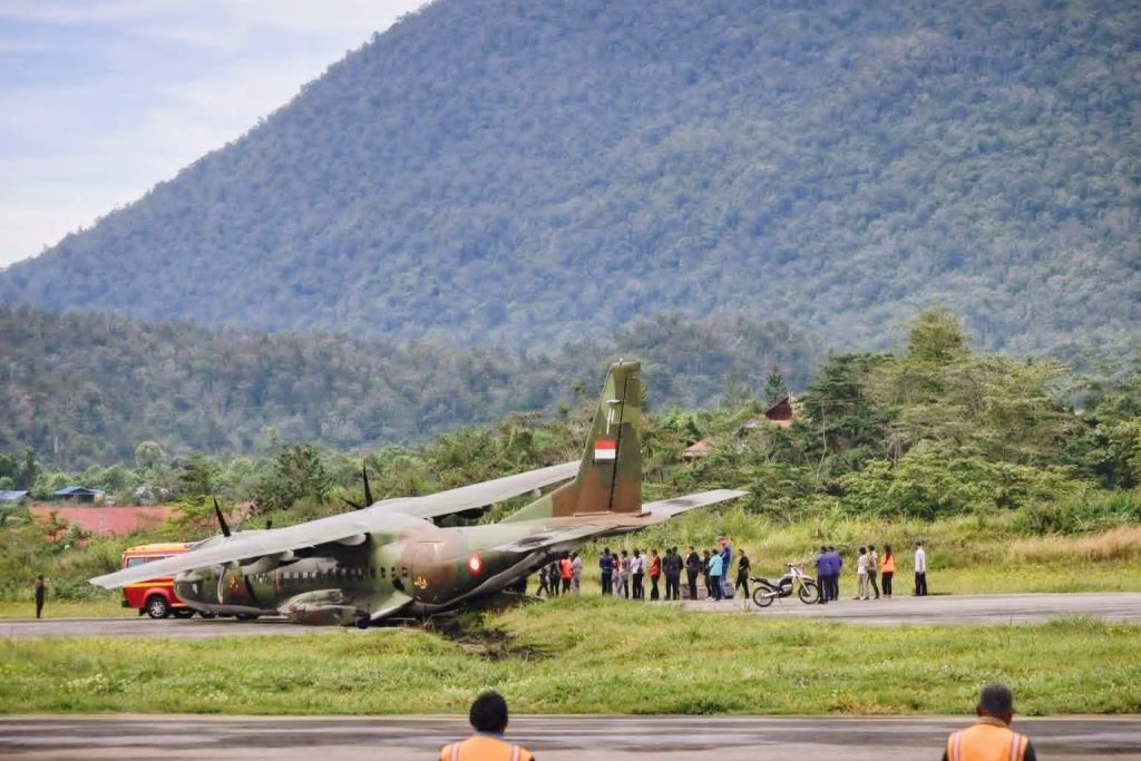 Sebuah pesawat milik TNI mengalami insiden saat melakukan pendaratan di Bandara Oksibil, Kabupaten Pegunungan Bintang, Papua. Peristiwa yang mengejutkan warga sekitar tersebut terjadi pada Jumat (13/3/2026) sekitar pukul 08.30 WIT. (Foto: Bawi Kagoya)