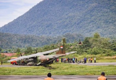 Sebuah pesawat milik TNI mengalami insiden saat melakukan pendaratan di Bandara Oksibil, Kabupaten Pegunungan Bintang, Papua. Peristiwa yang mengejutkan warga sekitar tersebut terjadi pada Jumat (13/3/2026) sekitar pukul 08.30 WIT. (Foto: Bawi Kagoya)