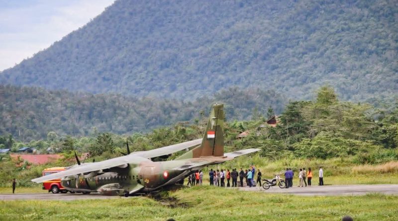 Sebuah pesawat milik TNI mengalami insiden saat melakukan pendaratan di Bandara Oksibil, Kabupaten Pegunungan Bintang, Papua. Peristiwa yang mengejutkan warga sekitar tersebut terjadi pada Jumat (13/3/2026) sekitar pukul 08.30 WIT. (Foto: Bawi Kagoya)