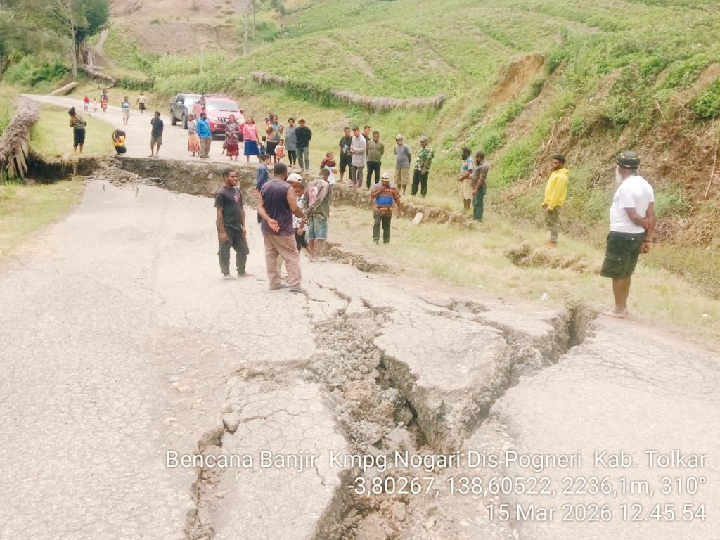 Bencana banjir melanda ruas jalan Trans Wmn-Poga-Tolikara di Kampung Nogari, Distrik Poganeri, Kabupaten Tolikara, Papua Pegunungan. Peristiwa yang terjadi pada Sabtu (14/3/2026) sekitar pukul 15.00 WIT ini melumpuhkan akses utama jalan aspal. (Foto: Baiben Yikwa)