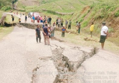 Bencana banjir melanda ruas jalan Trans Wmn-Poga-Tolikara di Kampung Nogari, Distrik Poganeri, Kabupaten Tolikara, Papua Pegunungan. Peristiwa yang terjadi pada Sabtu (14/3/2026) sekitar pukul 15.00 WIT ini melumpuhkan akses utama jalan aspal. (Foto: Baiben Yikwa)