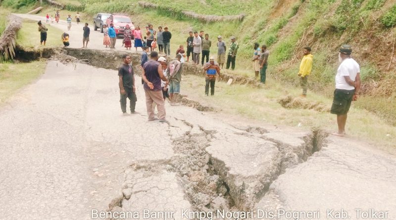 Bencana banjir melanda ruas jalan Trans Wmn-Poga-Tolikara di Kampung Nogari, Distrik Poganeri, Kabupaten Tolikara, Papua Pegunungan. Peristiwa yang terjadi pada Sabtu (14/3/2026) sekitar pukul 15.00 WIT ini melumpuhkan akses utama jalan aspal. (Foto: Baiben Yikwa)