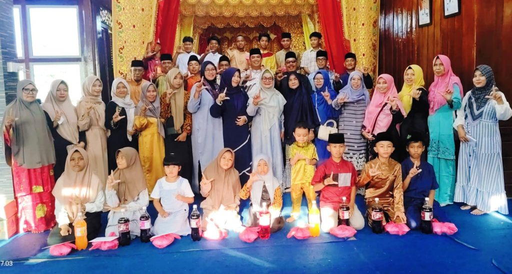 Lembaga Adat Melayu Riau (LAMR) Kabupaten Kepulauan Meranti menggelar kegiatan santunan bagi anak yatim di Balai Adat LAMR, Jalan Dorak, Selatpanjang. Acara yang berlangsung pada Ahad (15/3/2026) ini dikemas dalam bingkai silaturahmi hangat antara pengurus lembaga dan masyarakat. (Foto: Humas LAMR Kepulauan Meranti)