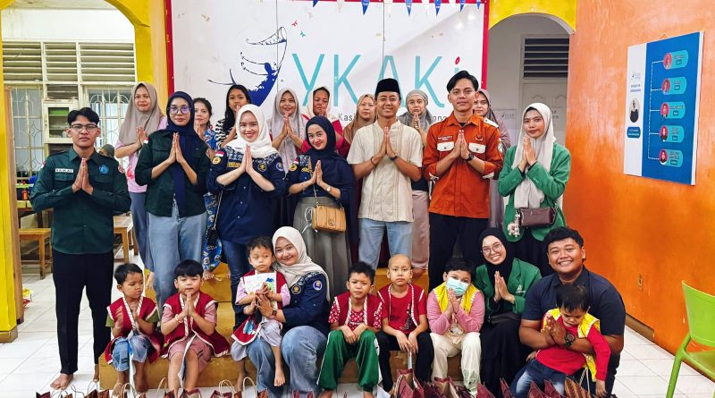 Badan Eksekutif Mahasiswa (BEM) Se-Riau menunjukkan kepedulian nyata di bulan suci Ramadhan 1447 H. Mereka menggelar aksi sosial dengan membagikan 1000 paket takjil serta baju lebaran yang dikhususkan bagi anak-anak penderita kanker, Senin (16/03/2026). (Foto: Koordinator Pusat BEM se-Riau, Teguh Wardana)