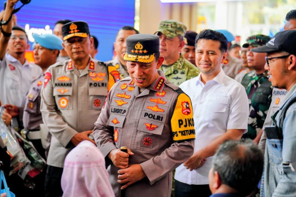 Kapolri Jenderal Pol Drs. Listyo Sigit Prabowo, M.Si. melakukan pengecekan langsung terhadap pelayanan mudik di Stasiun Gubeng, Surabaya, Minggu (15/3/2026). (Foto: Akun Listyo Sigit Prabowo)