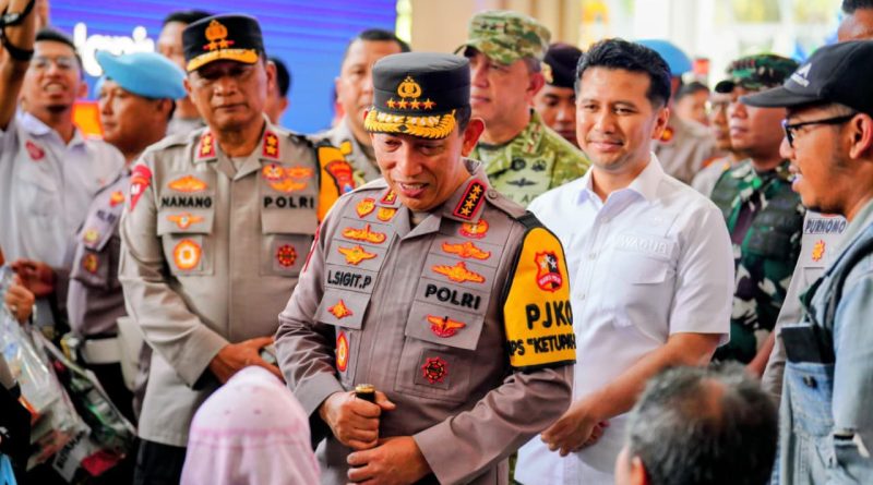Kapolri Jenderal Pol Drs. Listyo Sigit Prabowo, M.Si. melakukan pengecekan langsung terhadap pelayanan mudik di Stasiun Gubeng, Surabaya, Minggu (15/3/2026). (Foto: Akun Listyo Sigit Prabowo)