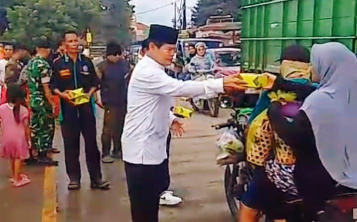 BPPKB Banten Dewan Pimpinan Anak Cabang (DPAC) Parungpanjang menunjukkan kepedulian sosial tinggi di bulan suci Ramadan. Pada Minggu (15/3/2026), organisasi ini menggelar rangkaian kegiatan mulai dari pembagian takjil gratis hingga santunan anak yatim. (Foto: Budianto)