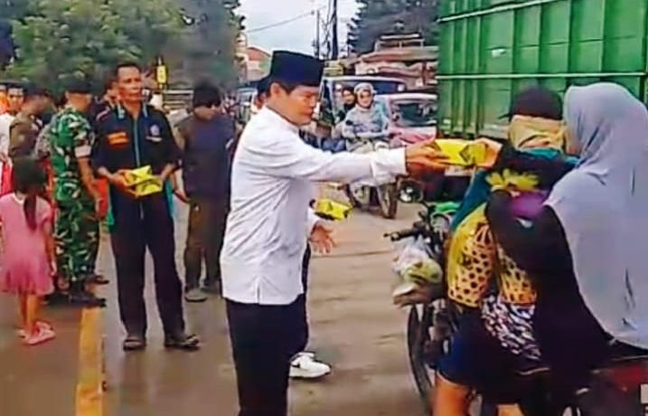 BPPKB Banten Dewan Pimpinan Anak Cabang (DPAC) Parungpanjang menunjukkan kepedulian sosial tinggi di bulan suci Ramadan. Pada Minggu (15/3/2026), organisasi ini menggelar rangkaian kegiatan mulai dari pembagian takjil gratis hingga santunan anak yatim. (Foto: Budianto)