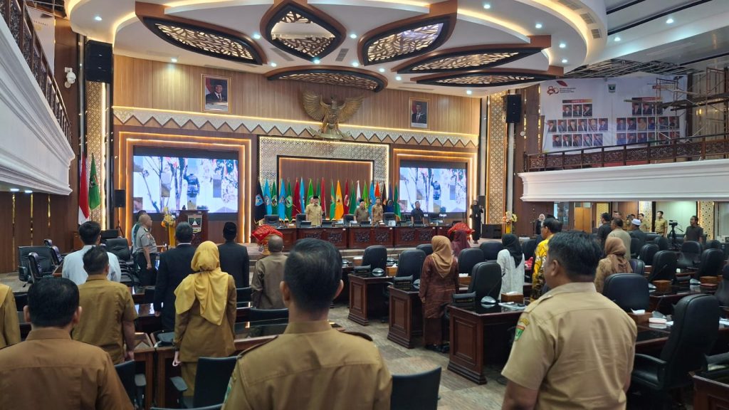 DPRD Provinsi Sumatera Barat memberikan catatan kritis terhadap kinerja Pemerintah Provinsi sepanjang tahun anggaran 2025. Dalam rapat paripurna LKPJ pada Senin (16/3/2026), fokus utama tertuju pada tekanan fiskal dan perlambatan ekonomi daerah. (Foto: IST)