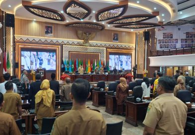 DPRD Provinsi Sumatera Barat memberikan catatan kritis terhadap kinerja Pemerintah Provinsi sepanjang tahun anggaran 2025. Dalam rapat paripurna LKPJ pada Senin (16/3/2026), fokus utama tertuju pada tekanan fiskal dan perlambatan ekonomi daerah. (Foto: IST)