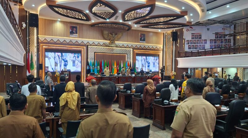 DPRD Provinsi Sumatera Barat memberikan catatan kritis terhadap kinerja Pemerintah Provinsi sepanjang tahun anggaran 2025. Dalam rapat paripurna LKPJ pada Senin (16/3/2026), fokus utama tertuju pada tekanan fiskal dan perlambatan ekonomi daerah. (Foto: IST)