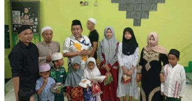 Pimpinan Media Klik Infopol melaksanakan kegiatan buka puasa bersama sekaligus bakti sosial di kawasan Krembangan Bhakti, Surabaya, Senin (16/3/2026). (Foto: IST)