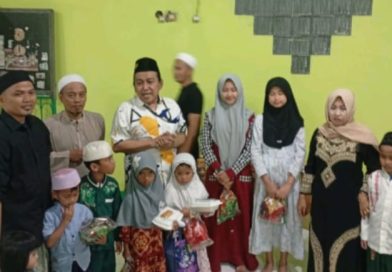 Pimpinan Media Klik Infopol melaksanakan kegiatan buka puasa bersama sekaligus bakti sosial di kawasan Krembangan Bhakti, Surabaya, Senin (16/3/2026). (Foto: IST)