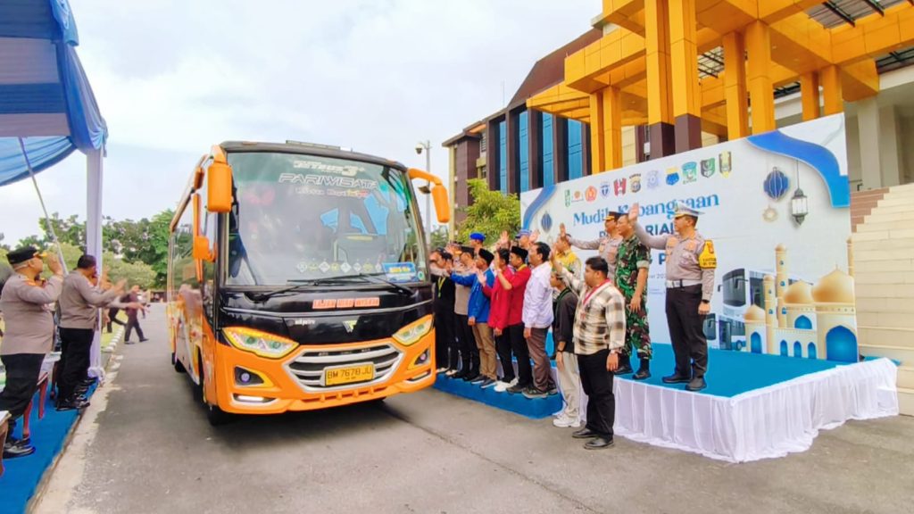Polda Riau resmi melepas rombongan "Mudik Kebangsaan" hasil kolaborasi bersama organisasi kemahasiswaan Cipayung Plus. Kegiatan yang berlangsung di Lapangan Mapolda Riau ini menargetkan rute perjalanan menuju Provinsi Sumatera Barat dan Sumatera Utara, Selasa (17/3/2026). (Foto: Humas Polda Riau)