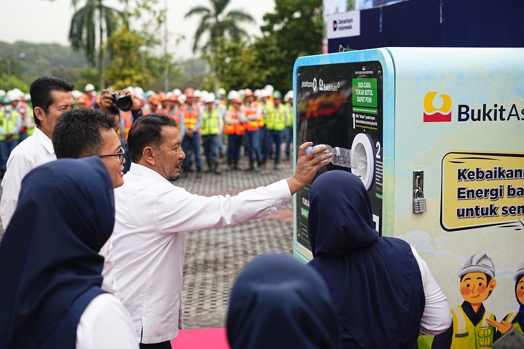 PT Bukit Asam (Persero) Tbk (PTBA) semakin mempertegas posisinya sebagai perusahaan energi kelas dunia yang berwawasan lingkungan. Salah satu langkah revolusioner yang diambil adalah penerapan teknologi pengelolaan sampah berbasis digital melalui Reverse Vending Machine (RVM), Jum'at (13/3/2026). (Foto: Humas PTBA)