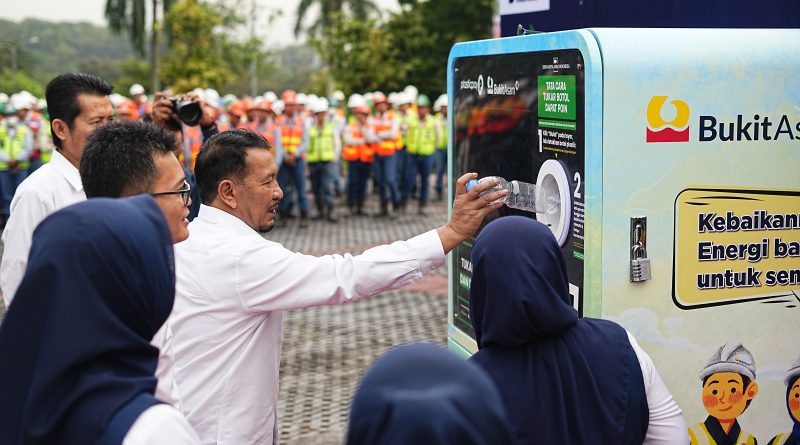 PT Bukit Asam (Persero) Tbk (PTBA) semakin mempertegas posisinya sebagai perusahaan energi kelas dunia yang berwawasan lingkungan. Salah satu langkah revolusioner yang diambil adalah penerapan teknologi pengelolaan sampah berbasis digital melalui Reverse Vending Machine (RVM), Jum'at (13/3/2026). (Foto: Humas PTBA)