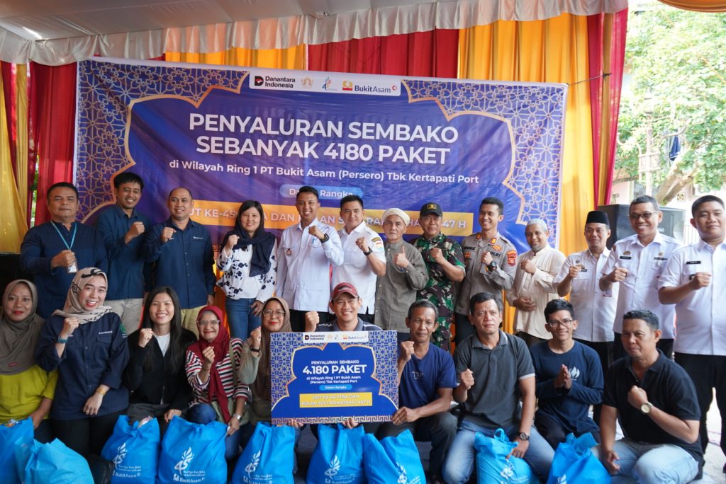 PT Bukit Asam (Persero) Tbk (PTBA) melalui Unit Kertapati Port menyalurkan 4.180 paket sembako kepada masyarakat di wilayah Ring 1 perusahaan. Kegiatan ini digelar dalam rangka memperingati Hari Ulang Tahun (HUT) ke-45 PTBA sekaligus menyemarakkan bulan suci Ramadhan 1447 H, Rabu (11/3/2026). (Foto: Humas PTBA)