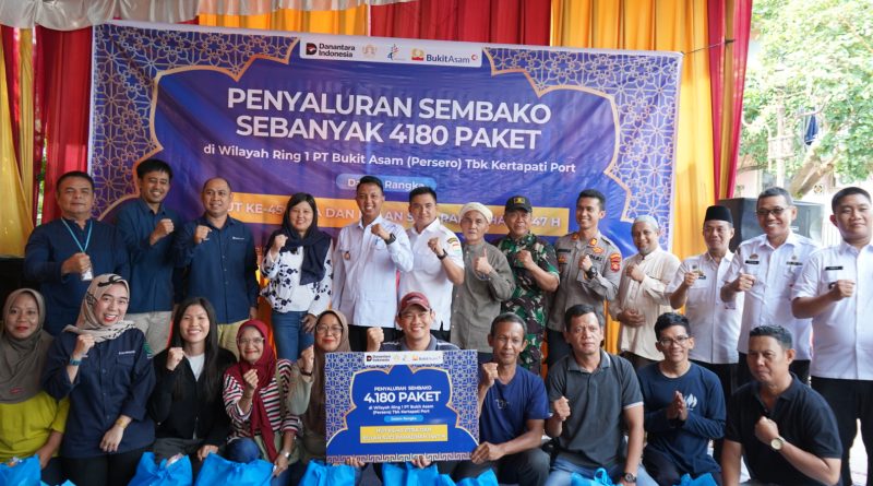 PT Bukit Asam (Persero) Tbk (PTBA) melalui Unit Kertapati Port menyalurkan 4.180 paket sembako kepada masyarakat di wilayah Ring 1 perusahaan. Kegiatan ini digelar dalam rangka memperingati Hari Ulang Tahun (HUT) ke-45 PTBA sekaligus menyemarakkan bulan suci Ramadhan 1447 H, Rabu (11/3/2026). (Foto: Humas PTBA)