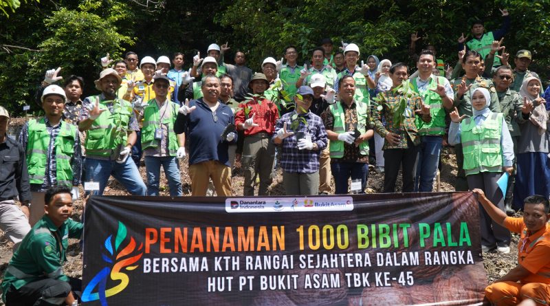 PT Bukit Asam (Persero) Tbk atau PTBA Unit Tarahan Port kembali menunjukkan kepeduliannya terhadap alam. Perusahaan menggelar aksi penghijauan dengan menanam bibit pohon di area internal maupun eksternal perusahaan pada Rabu (4/3/2026). (Foto: Humas PTBA)