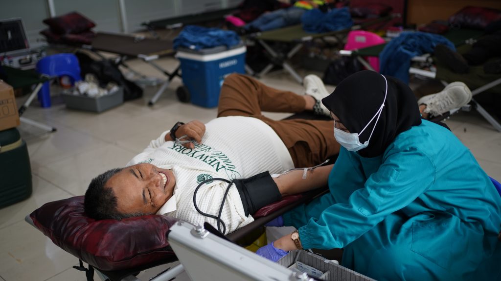 PT Bukit Asam (Persero) Tbk atau PTBA Unit Tarahan Port menggelar aksi kemanusiaan melalui kegiatan donor darah. Bekerja sama dengan Palang Merah Indonesia (PMI) Lampung, acara ini dipusatkan di Lantai 1 Kantor Terpadu perusahaan pada Selasa (3/3/2026). (Foto: Humas PTBA)