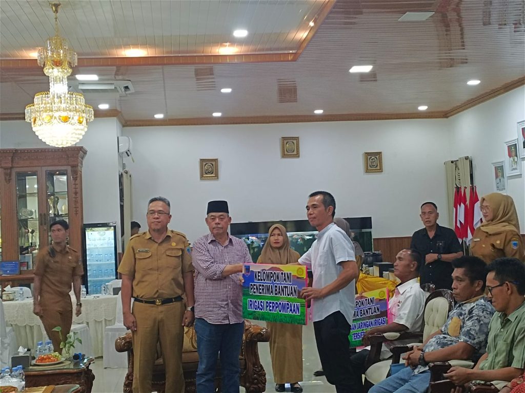 Bupati Lahat Bursah Zarnubi saat serahkan bantuan kepada kelompok tani di Rumah Dinas Bupati Lahat, Selasa (17/3/2026). (Foto: IST)