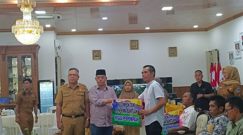 Bupati Lahat Bursah Zarnubi saat serahkan bantuan kepada kelompok tani di Rumah Dinas Bupati Lahat, Selasa (17/3/2026). (Foto: IST)