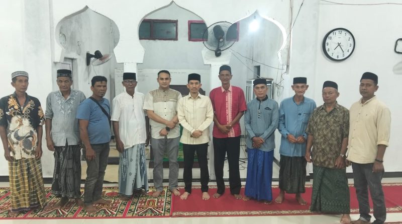 Polsek Woyla Barat menggelar kegiatan buka puasa bersama kaum duafa di Gampong Pasi Jeut, Kecamatan Woyla Barat, Selasa (17/3/2026). (Foto: IST)