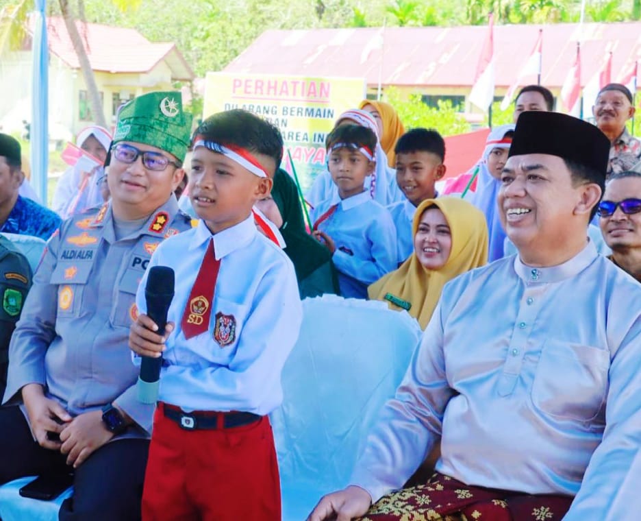 Ketua Umum DPH Lembaga Adat Melayu Riau (LAMR) Kabupaten Kepulauan Meranti, Datuk Seri Afrizal Cik, menyampaikan apresiasi mendalam kepada Kapolri Jenderal Pol. Listyo Sigit Prabowo usai peresmian Jembatan Merah Putih Presisi di SD Negeri 18 Dusun Semulut, Desa Banglas Barat, Selasa (17/03/2026). (Foto: Humas LAMR Kepulauan Meranti )