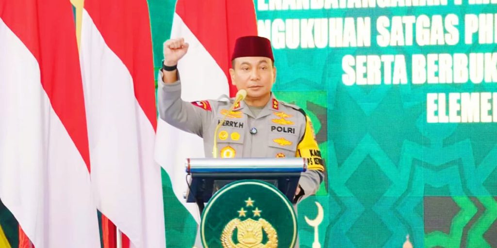 Genap satu tahun kepemimpinan Kapolda Riau, Irjen Pol. Dr. Herry Heryawan, S.I.K., M.H., M.Hum., ditandai dengan pencapaian yang melampaui tugas institusional. Melalui pendekatan Green Policing, kepolisian di Riau dinilai berhasil melakukan transformasi paradigma yang berdampak luas bagi lingkungan. Persatuan Hijau Riau (PHR) melihat konsep ini bukan sekadar program kerja biasa. Green Policing telah berkembang menjadi kerangka berpikir baru yang menyatukan aspek keamanan dengan keberlanjutan alam di Bumi Lancang Kuning. Ketua Umum PHR, Hengky Primana, menyatakan bahwa langkah Kapolda Riau merupakan bentuk rekonstruksi peran polisi dalam menghadapi tantangan global. Keamanan saat ini tidak lagi bisa dipisahkan dari kesehatan ekosistem. “Apa yang dilakukan Kapolda Riau bukan sekadar menghadirkan program, tetapi membangun paradigma baru bahwa keamanan tidak bisa dipisah dari keberlanjutan lingkungan,” ujar Hengky pada Rabu (18/03/2026). Keberhasilan ini terlihat jelas dalam dimensi praktis, seperti penanganan karhutla yang intensif melalui Jambore Karhutla 2025. Selain itu, penertiban kawasan hutan di Taman Nasional Tesso Nilo menjadi bukti nyata kehadiran negara dalam menjaga paru-paru dunia. Namun, Hengky menekankan bahwa dampak terbesar justru muncul pada dimensi gerakan sosial. Kebijakan ini mampu memicu kesadaran kolektif masyarakat untuk lebih peduli terhadap isu-isu lingkungan hidup. “Lahirnya Persatuan Hijau Riau hingga munculnya dorongan Raperda lingkungan adalah manifestasi nyata kesuksesan Green Policing. Kebijakan ini sukses memproduksi kesadaran kolektif di tengah warga,” jelasnya lebih lanjut. Menurut PHR, fenomena ini membuktikan adanya pergeseran penting dalam tata kelola sosial. Isu lingkungan kini menjadi bagian integral dari sistem keamanan nasional, bukan lagi sekadar isu sektoral yang berdiri sendiri. Keberhasilan Irjen Pol Herry Heryawan dalam membangun legitimasi sosial juga tercermin dari tingginya partisipasi publik. Kolaborasi lintas sektor semakin menguat, menjadikan polisi sebagai motor penggerak pelestarian alam. “Green Policing di Riau hari ini tidak hanya bekerja di ruang institusi, tetapi telah hidup sebagai gerakan sosial. Ini adalah indikator paling kuat dari sebuah kebijakan yang berhasil,” tambah Hengky. Menutup pernyataannya, PHR memandang model yang dibangun di Riau layak menjadi referensi nasional. Momentum satu tahun ini menjadi bukti bahwa kepolisian yang adaptif dan ekologis adalah masa depan institusi Polri. (Foto: Humas Polda Riau)
