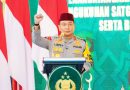 Genap satu tahun kepemimpinan Kapolda Riau, Irjen Pol. Dr. Herry Heryawan, S.I.K., M.H., M.Hum., ditandai dengan pencapaian yang melampaui tugas institusional. Melalui pendekatan Green Policing, kepolisian di Riau dinilai berhasil melakukan transformasi paradigma yang berdampak luas bagi lingkungan. Persatuan Hijau Riau (PHR) melihat konsep ini bukan sekadar program kerja biasa. Green Policing telah berkembang menjadi kerangka berpikir baru yang menyatukan aspek keamanan dengan keberlanjutan alam di Bumi Lancang Kuning. Ketua Umum PHR, Hengky Primana, menyatakan bahwa langkah Kapolda Riau merupakan bentuk rekonstruksi peran polisi dalam menghadapi tantangan global. Keamanan saat ini tidak lagi bisa dipisahkan dari kesehatan ekosistem. “Apa yang dilakukan Kapolda Riau bukan sekadar menghadirkan program, tetapi membangun paradigma baru bahwa keamanan tidak bisa dipisah dari keberlanjutan lingkungan,” ujar Hengky pada Rabu (18/03/2026). Keberhasilan ini terlihat jelas dalam dimensi praktis, seperti penanganan karhutla yang intensif melalui Jambore Karhutla 2025. Selain itu, penertiban kawasan hutan di Taman Nasional Tesso Nilo menjadi bukti nyata kehadiran negara dalam menjaga paru-paru dunia. Namun, Hengky menekankan bahwa dampak terbesar justru muncul pada dimensi gerakan sosial. Kebijakan ini mampu memicu kesadaran kolektif masyarakat untuk lebih peduli terhadap isu-isu lingkungan hidup. “Lahirnya Persatuan Hijau Riau hingga munculnya dorongan Raperda lingkungan adalah manifestasi nyata kesuksesan Green Policing. Kebijakan ini sukses memproduksi kesadaran kolektif di tengah warga,” jelasnya lebih lanjut. Menurut PHR, fenomena ini membuktikan adanya pergeseran penting dalam tata kelola sosial. Isu lingkungan kini menjadi bagian integral dari sistem keamanan nasional, bukan lagi sekadar isu sektoral yang berdiri sendiri. Keberhasilan Irjen Pol Herry Heryawan dalam membangun legitimasi sosial juga tercermin dari tingginya partisipasi publik. Kolaborasi lintas sektor semakin menguat, menjadikan polisi sebagai motor penggerak pelestarian alam. “Green Policing di Riau hari ini tidak hanya bekerja di ruang institusi, tetapi telah hidup sebagai gerakan sosial. Ini adalah indikator paling kuat dari sebuah kebijakan yang berhasil,” tambah Hengky. Menutup pernyataannya, PHR memandang model yang dibangun di Riau layak menjadi referensi nasional. Momentum satu tahun ini menjadi bukti bahwa kepolisian yang adaptif dan ekologis adalah masa depan institusi Polri. (Foto: Humas Polda Riau)