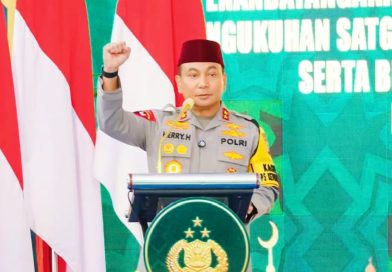 Genap satu tahun kepemimpinan Kapolda Riau, Irjen Pol. Dr. Herry Heryawan, S.I.K., M.H., M.Hum., ditandai dengan pencapaian yang melampaui tugas institusional. Melalui pendekatan Green Policing, kepolisian di Riau dinilai berhasil melakukan transformasi paradigma yang berdampak luas bagi lingkungan. Persatuan Hijau Riau (PHR) melihat konsep ini bukan sekadar program kerja biasa. Green Policing telah berkembang menjadi kerangka berpikir baru yang menyatukan aspek keamanan dengan keberlanjutan alam di Bumi Lancang Kuning. Ketua Umum PHR, Hengky Primana, menyatakan bahwa langkah Kapolda Riau merupakan bentuk rekonstruksi peran polisi dalam menghadapi tantangan global. Keamanan saat ini tidak lagi bisa dipisahkan dari kesehatan ekosistem. “Apa yang dilakukan Kapolda Riau bukan sekadar menghadirkan program, tetapi membangun paradigma baru bahwa keamanan tidak bisa dipisah dari keberlanjutan lingkungan,” ujar Hengky pada Rabu (18/03/2026). Keberhasilan ini terlihat jelas dalam dimensi praktis, seperti penanganan karhutla yang intensif melalui Jambore Karhutla 2025. Selain itu, penertiban kawasan hutan di Taman Nasional Tesso Nilo menjadi bukti nyata kehadiran negara dalam menjaga paru-paru dunia. Namun, Hengky menekankan bahwa dampak terbesar justru muncul pada dimensi gerakan sosial. Kebijakan ini mampu memicu kesadaran kolektif masyarakat untuk lebih peduli terhadap isu-isu lingkungan hidup. “Lahirnya Persatuan Hijau Riau hingga munculnya dorongan Raperda lingkungan adalah manifestasi nyata kesuksesan Green Policing. Kebijakan ini sukses memproduksi kesadaran kolektif di tengah warga,” jelasnya lebih lanjut. Menurut PHR, fenomena ini membuktikan adanya pergeseran penting dalam tata kelola sosial. Isu lingkungan kini menjadi bagian integral dari sistem keamanan nasional, bukan lagi sekadar isu sektoral yang berdiri sendiri. Keberhasilan Irjen Pol Herry Heryawan dalam membangun legitimasi sosial juga tercermin dari tingginya partisipasi publik. Kolaborasi lintas sektor semakin menguat, menjadikan polisi sebagai motor penggerak pelestarian alam. “Green Policing di Riau hari ini tidak hanya bekerja di ruang institusi, tetapi telah hidup sebagai gerakan sosial. Ini adalah indikator paling kuat dari sebuah kebijakan yang berhasil,” tambah Hengky. Menutup pernyataannya, PHR memandang model yang dibangun di Riau layak menjadi referensi nasional. Momentum satu tahun ini menjadi bukti bahwa kepolisian yang adaptif dan ekologis adalah masa depan institusi Polri. (Foto: Humas Polda Riau)
