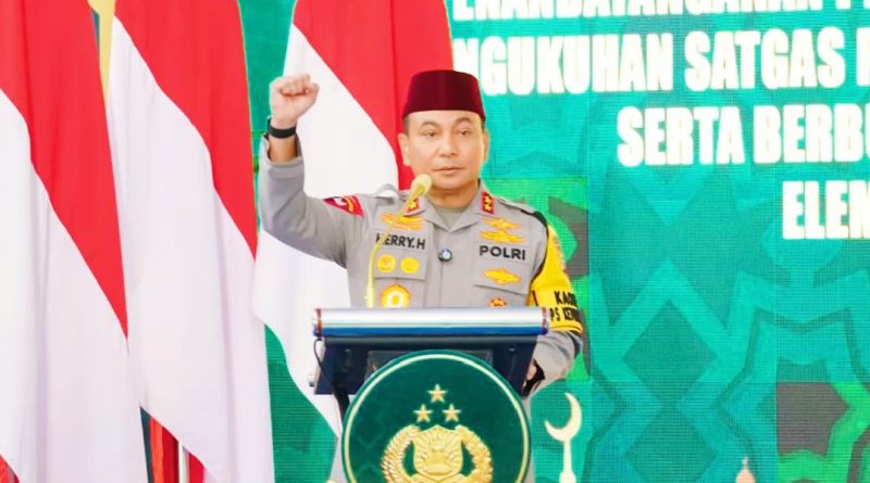 Genap satu tahun kepemimpinan Kapolda Riau, Irjen Pol. Dr. Herry Heryawan, S.I.K., M.H., M.Hum., ditandai dengan pencapaian yang melampaui tugas institusional. Melalui pendekatan Green Policing, kepolisian di Riau dinilai berhasil melakukan transformasi paradigma yang berdampak luas bagi lingkungan. Persatuan Hijau Riau (PHR) melihat konsep ini bukan sekadar program kerja biasa. Green Policing telah berkembang menjadi kerangka berpikir baru yang menyatukan aspek keamanan dengan keberlanjutan alam di Bumi Lancang Kuning. Ketua Umum PHR, Hengky Primana, menyatakan bahwa langkah Kapolda Riau merupakan bentuk rekonstruksi peran polisi dalam menghadapi tantangan global. Keamanan saat ini tidak lagi bisa dipisahkan dari kesehatan ekosistem. “Apa yang dilakukan Kapolda Riau bukan sekadar menghadirkan program, tetapi membangun paradigma baru bahwa keamanan tidak bisa dipisah dari keberlanjutan lingkungan,” ujar Hengky pada Rabu (18/03/2026). Keberhasilan ini terlihat jelas dalam dimensi praktis, seperti penanganan karhutla yang intensif melalui Jambore Karhutla 2025. Selain itu, penertiban kawasan hutan di Taman Nasional Tesso Nilo menjadi bukti nyata kehadiran negara dalam menjaga paru-paru dunia. Namun, Hengky menekankan bahwa dampak terbesar justru muncul pada dimensi gerakan sosial. Kebijakan ini mampu memicu kesadaran kolektif masyarakat untuk lebih peduli terhadap isu-isu lingkungan hidup. “Lahirnya Persatuan Hijau Riau hingga munculnya dorongan Raperda lingkungan adalah manifestasi nyata kesuksesan Green Policing. Kebijakan ini sukses memproduksi kesadaran kolektif di tengah warga,” jelasnya lebih lanjut. Menurut PHR, fenomena ini membuktikan adanya pergeseran penting dalam tata kelola sosial. Isu lingkungan kini menjadi bagian integral dari sistem keamanan nasional, bukan lagi sekadar isu sektoral yang berdiri sendiri. Keberhasilan Irjen Pol Herry Heryawan dalam membangun legitimasi sosial juga tercermin dari tingginya partisipasi publik. Kolaborasi lintas sektor semakin menguat, menjadikan polisi sebagai motor penggerak pelestarian alam. “Green Policing di Riau hari ini tidak hanya bekerja di ruang institusi, tetapi telah hidup sebagai gerakan sosial. Ini adalah indikator paling kuat dari sebuah kebijakan yang berhasil,” tambah Hengky. Menutup pernyataannya, PHR memandang model yang dibangun di Riau layak menjadi referensi nasional. Momentum satu tahun ini menjadi bukti bahwa kepolisian yang adaptif dan ekologis adalah masa depan institusi Polri. (Foto: Humas Polda Riau)