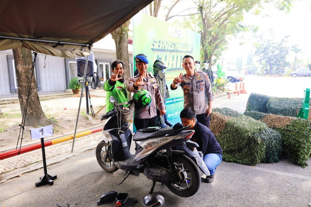 Pemandangan berbeda terlihat di Mako Brimob Polda Riau, Kota Pekanbaru, pada Rabu (18/3/2026) untuk memanfaatkan fasilitas bengkel gratis. (Foto: Humas Polda Riau)
