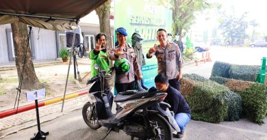 Pemandangan berbeda terlihat di Mako Brimob Polda Riau, Kota Pekanbaru, pada Rabu (18/3/2026) untuk memanfaatkan fasilitas bengkel gratis. (Foto: Humas Polda Riau)