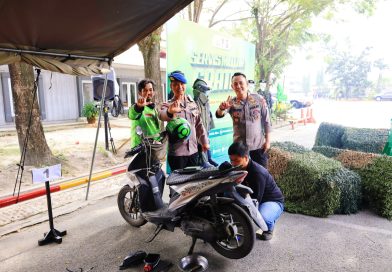 Pemandangan berbeda terlihat di Mako Brimob Polda Riau, Kota Pekanbaru, pada Rabu (18/3/2026) untuk memanfaatkan fasilitas bengkel gratis. (Foto: Humas Polda Riau)