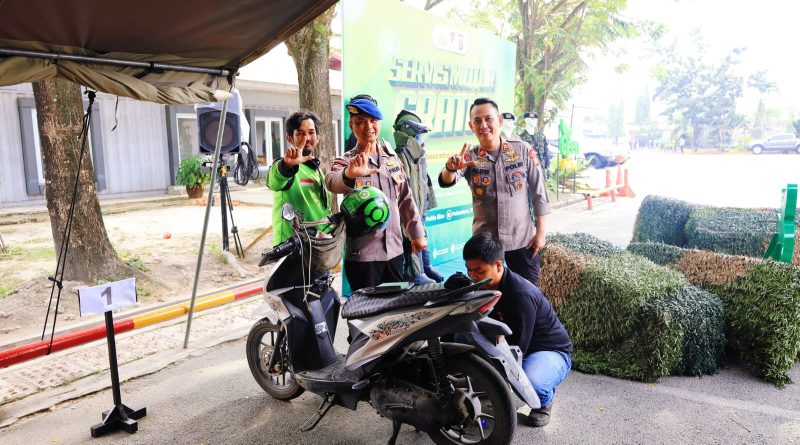Pemandangan berbeda terlihat di Mako Brimob Polda Riau, Kota Pekanbaru, pada Rabu (18/3/2026) untuk memanfaatkan fasilitas bengkel gratis. (Foto: Humas Polda Riau)