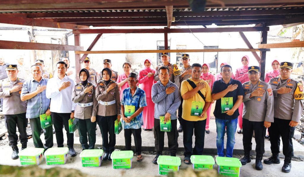 Kepolisian Daerah (Polda) Riau menunjukkan kepedulian nyata dengan menyalurkan santunan kepada korban kebakaran Asrama Polisi (Aspol) Pintu Angin, Pekanbaru, Kamis (19/3/2026) pagi. (Foto: Humas Polda Riau)