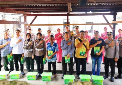 Kepolisian Daerah (Polda) Riau menunjukkan kepedulian nyata dengan menyalurkan santunan kepada korban kebakaran Asrama Polisi (Aspol) Pintu Angin, Pekanbaru, Kamis (19/3/2026) pagi. (Foto: Humas Polda Riau)