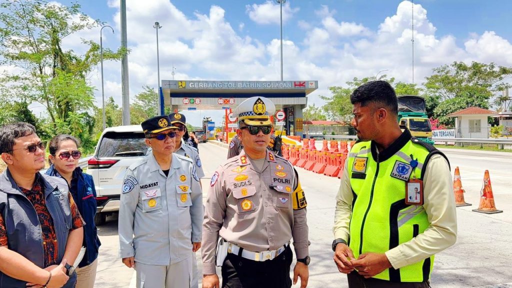Wakil Direktur Lalu Lintas Polda Riau, AKBP Budi Setiyono, melakukan peninjauan langsung arus mudik Lebaran 2026 di ruas Tol Pekanbaru–Dumai (Permai) pada Jumat (20/03/2026). (Foto: Dirlantas Polda Riau)