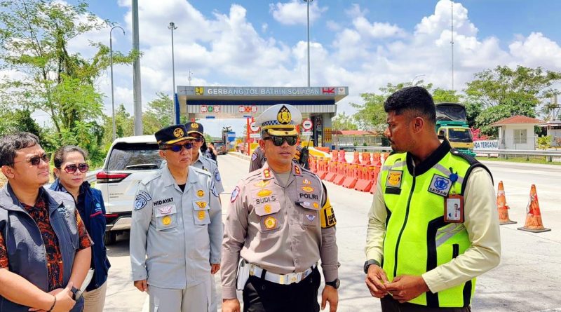 Wakil Direktur Lalu Lintas Polda Riau, AKBP Budi Setiyono, melakukan peninjauan langsung arus mudik Lebaran 2026 di ruas Tol Pekanbaru–Dumai (Permai) pada Jumat (20/03/2026). (Foto: Dirlantas Polda Riau)