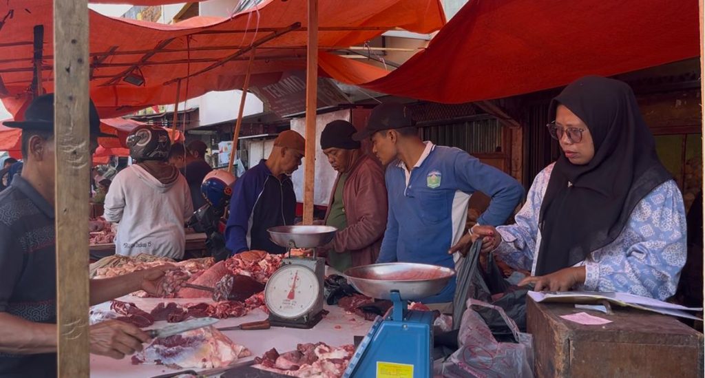 Harga daging sapi di pasar tradisional Kota Sungai Penuh mengalami lonjakan signifikan menjelang Hari Raya Idulfitri 1447 H, Kamis (19/3/2026). (Foto: IST)